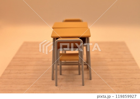 学校の机と椅子　イメージ 119859927
