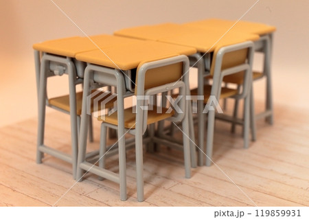 学校の机と椅子　イメージ 119859931