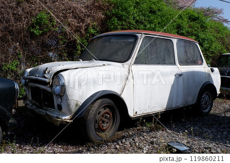 空き地に放置された廃車 119860211
