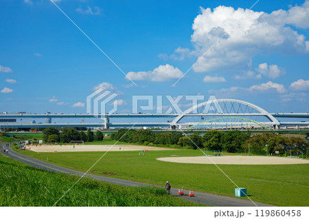 荒川の河川敷グラウンドと青い空に白い雲 五色桜大橋と江北ジャンクション 荒川の河川敷グラウンドと青い空に白い雲 五色桜大橋と江北ジャンクション 119860458
