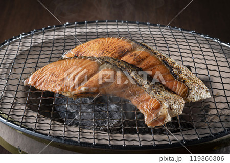 七輪の炭火焼きで焼く美味しい鮭 七輪の炭火焼きで焼く美味しい鮭 119860806