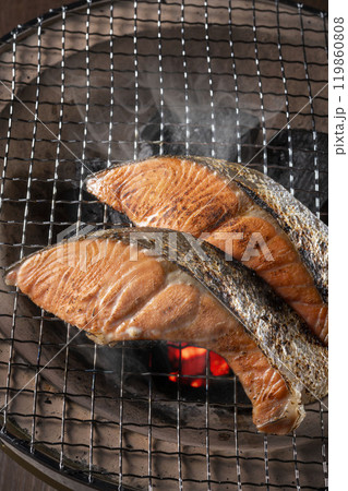 七輪の炭火焼きで焼く美味しい鮭 七輪の炭火焼きで焼く美味しい鮭 119860808