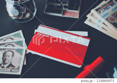 印鑑と通帳とお金 119860973