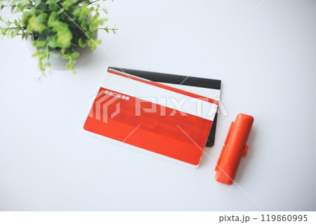 通帳と印鑑 白背景 119860995