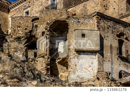 The abandoned village of Craco in Basilicata, Italy 119861276