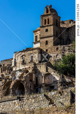 The abandoned village of Craco in Basilicata, Italy 119861298