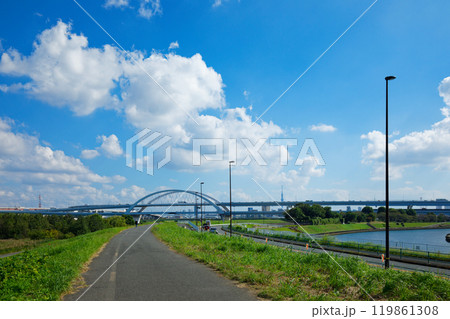 荒川の川原より五色桜大橋と江北ジャンクションを望む 青い空に白い雲 荒川の川原より五色桜大橋と江北ジャンクションを望む 青い空に白い雲 119861308