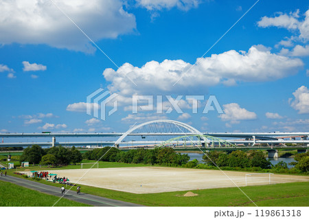 荒川の河川敷グラウンドと青い空に白い雲 五色桜大橋と江北ジャンクション 荒川の河川敷グラウンドと青い空に白い雲 五色桜大橋と江北ジャンクション 119861318
