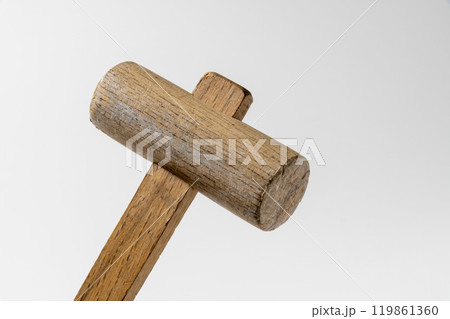 木製の木槌は優しい叩きで傷を付けにくい道具 119861360