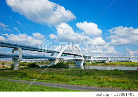 荒川の河川敷グラウンドと青い空に白い雲 五色桜大橋と江北ジャンクション 荒川の河川敷グラウンドと青い空に白い雲 五色桜大橋と江北ジャンクション 119861405