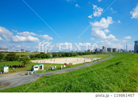 荒川の河川敷グラウンドと青い空に白い雲　扇大橋と日暮里舎人ライナー 119861407