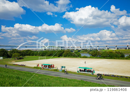 荒川の河川敷グラウンドと青い空に白い雲　五色桜大橋と江北ジャンクション 119861408