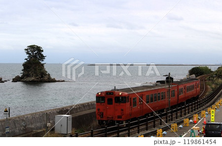 雨晴海岸を行くディーゼルカー　キハ47　富山県　高岡市　 119861454