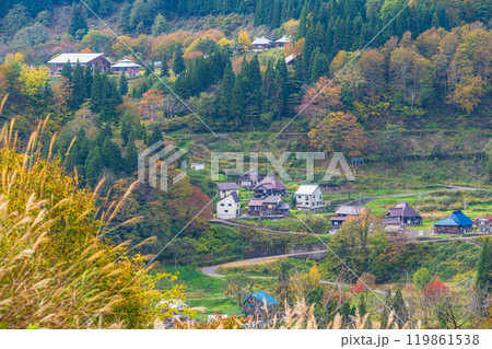 【新潟県】秋の秋山郷　結東地区の集落 119861538
