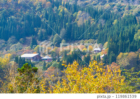 【新潟県】秋の秋山郷　結東地区の集落 119861539