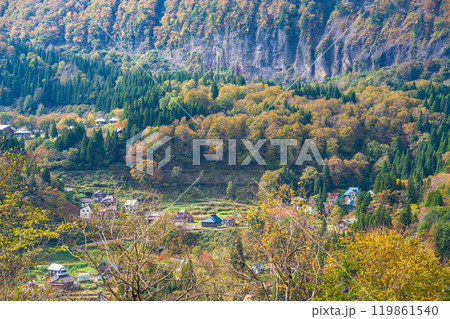 【新潟県】秋の秋山郷　結東地区の集落 119861540