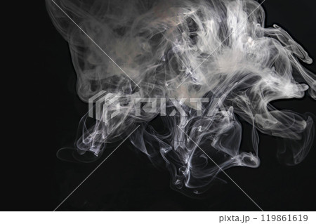 黒背景で風に流れる煙や湯気 黒背景で風に流れる煙や湯気 119861619