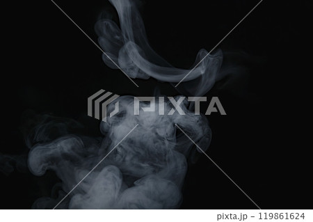 黒背景で風に流れる煙や湯気 119861624