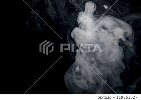 黒背景で風に流れる煙や湯気 黒背景で風に流れる煙や湯気 119861627