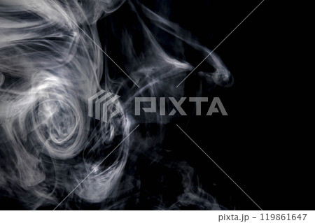 黒背景で風に流れる煙や湯気 119861647