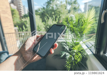 スマホあるシーン 119861824