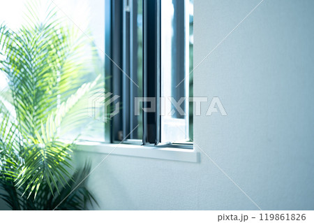 窓を開ける 窓を開ける 119861826