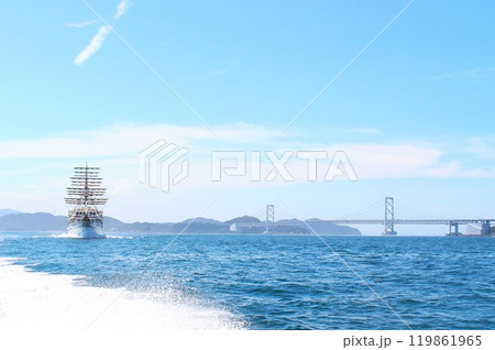 鳴門うずしお観潮船と鳴門大橋 119861965