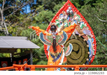 三重県伊勢市伊勢神宮で行われる秋の神楽祭の演目である迦陵頻の舞人 119862283