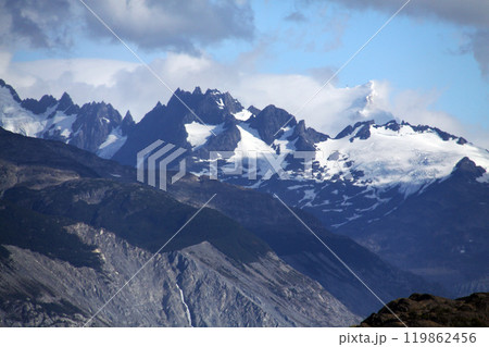 パタゴニアの雪山と大自然　アルゼンチン 119862456