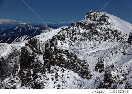 三叉峰から見る冬の八ヶ岳連峰・横岳主峰と蓼科山 119862568