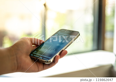 スマホを持つ男性 スマホを持つ男性 119862647