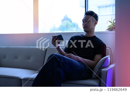 スマホを持った男性 スマホを持った男性 119862649