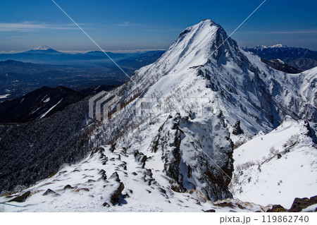 厳冬の八ヶ岳連峰・横岳稜線から見る赤岳と富士山 119862740