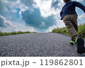 走る子供 119862801