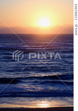 11月 久慈浜海岸の朝日 11月 久慈浜海岸の朝日 119862803