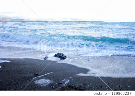 桂浜に打ち寄せる波 119863227