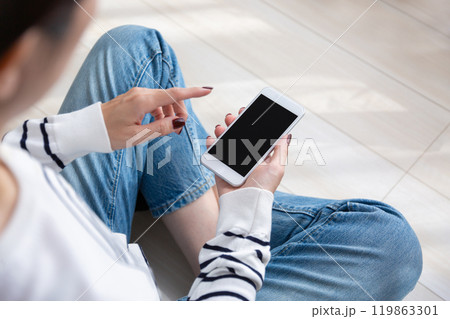スマホを操作する女性 スマホを操作する女性 119863301