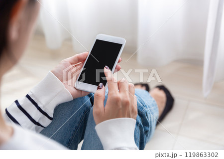 スマホを操作する女性 スマホを操作する女性 119863302
