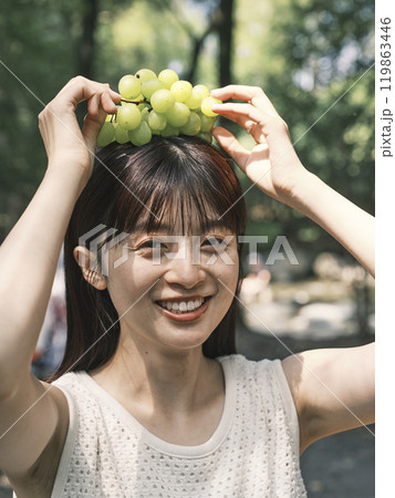 ぶどうを持つ女性 ぶどうを持つ女性 119863446