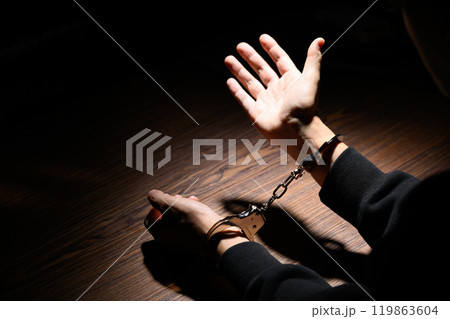 手錠をかけられた男性の手 119863604