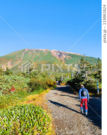 秋の御嶽山登山：田の原登山口（王滝口登山道） 119863824