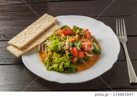vegetable salad with tuna dressed with honey, olive oil and balsamic vinegar 119863847
