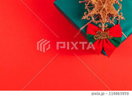 A gift box with a Christmas star decoration and the inscription Merry Christmas 119863959