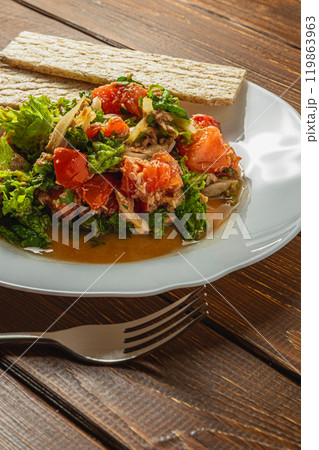 vegetable salad with tuna dressed with honey, olive oil and balsamic vinegar 119863963