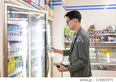 コンビニで買い物をする男性 119863975