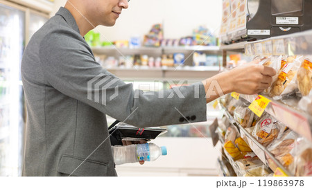 コンビニで買い物をする男性 119863978