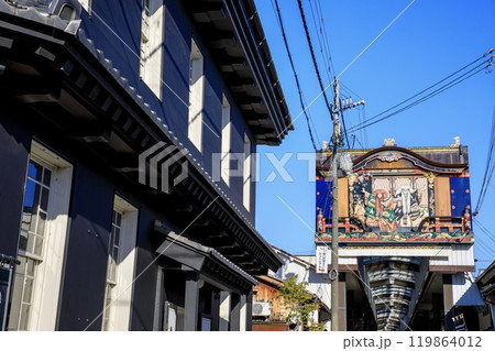 長浜市、黒壁ガラス館と大手門通り商店街アーケード 119864012