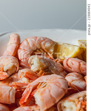 Tiger king prawns cooked and seasoned with lemon, close up Tiger king prawns cooked and seasoned with lemon, close up 119864041