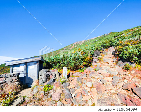 秋の御嶽山登山：八合目石室避難小屋 119864094