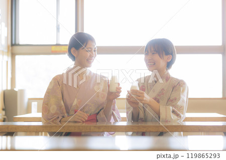 お風呂上がりにリラックスする若い女性達 119865293